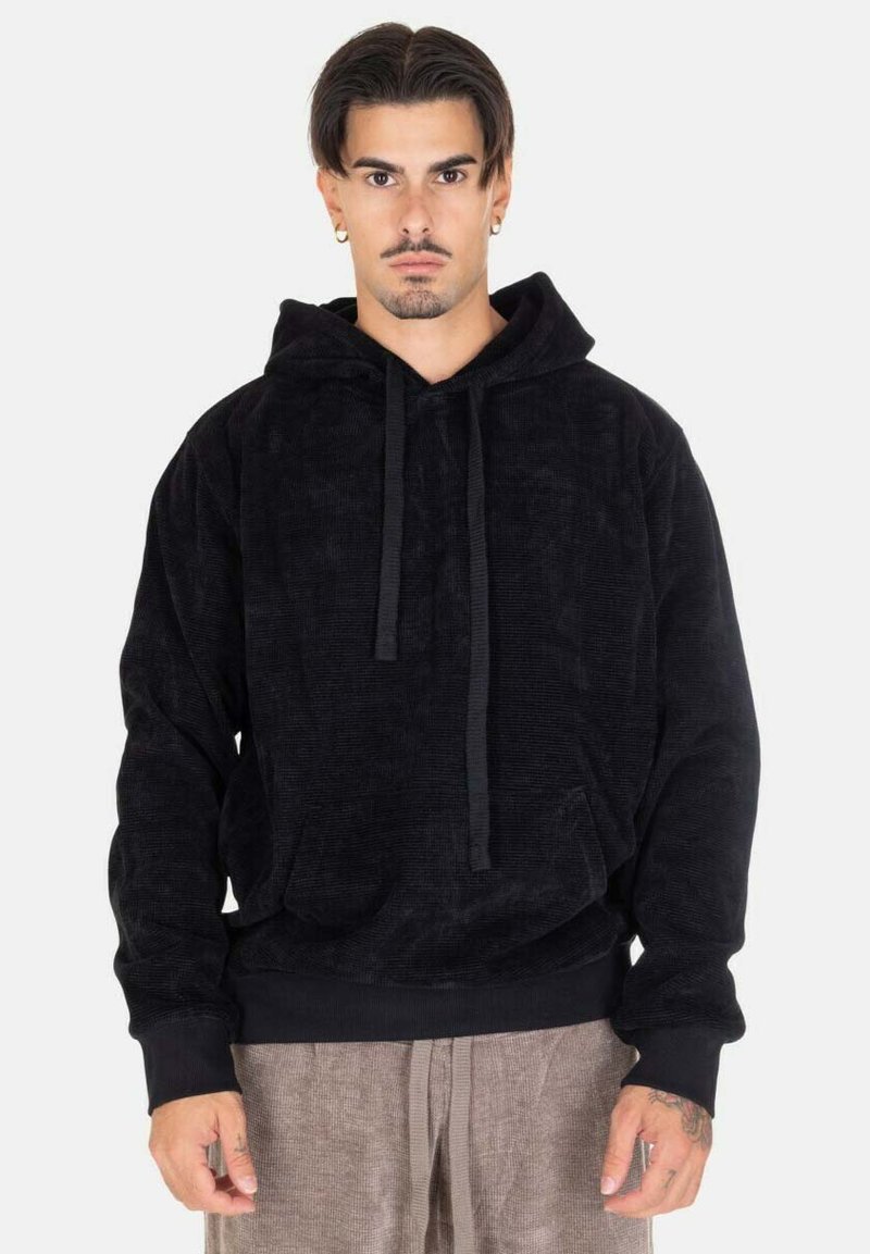 Hoodie in pelle di corallo nera con tasca frontale, cordini e polsini a coste. Presenta una finitura strutturata e una vestibilità comoda.