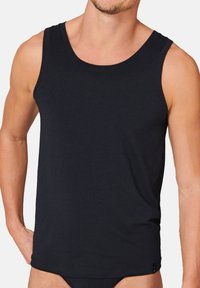 Schwarzes Tanktop aus Baumwolle mit rundem Ausschnitt und ärmellosem Design. Schlichter Stil mit geradem Saum und ohne Muster.