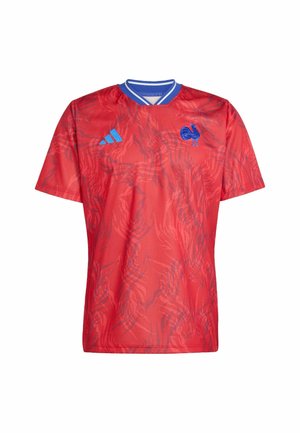 Rood atletiekshirt met een gestructureerd ontwerp in donkerder rood, blauwe accenten op de kraag en het merk, en een blauw haan-embleem.