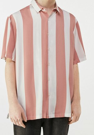 Chemise à manches courtes avec des rayures verticales alternant entre rose et blanc, fabriquée en tissu léger, dotée d'un col et d'une fermeture par boutons.