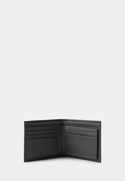 Sort læder bifold pung åben for at vise flere kortholdere på begge sider mod en ensartet lys baggrund.
