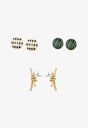 Három pár bedugós fülbevaló: egy fehér fekete gyémántmintával, egy sötétzöld arany csíkokkal, egy arany csomó fehér gyönggyel.
