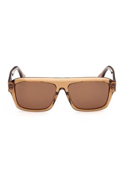 Lunettes de soleil rectangulaires teintées en brun avec une monture épaisse transparente de couleur brune et des branches larges, présentées sur un fond blanc.