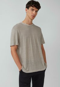 Gestreiftes T-Shirt in Beige und Dunkelbraun, kurze Ärmel, runder Ausschnitt, aus weichem Material, lässige Passform mit seitlichen Nahttaschen.