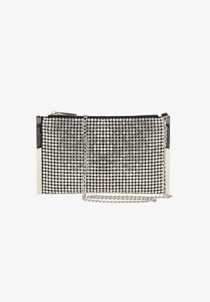 Zwarte clutch versierd met zilveren rhinestones, rechthoekige vorm, rits sluiting en een afneembare zilveren schouderband. Gladde textuur.