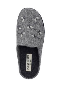 Chausson en feutre gris avec un motif floral brodé en blanc et marine. Il présente un bout rond et une semelle noire texturée. L'étiquette indique "Josef Seibel."