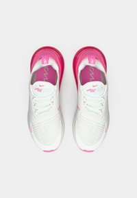 Egy fehér és rózsaszín Nike Air 270 sportcipő pár, felülről nézve, fehér háttér előtt, látható zsinórokkal és párnázott sarok kialakítással.