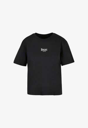 Schwarzes Baumwoll-T-Shirt mit kurzen Ärmeln und rundem Ausschnitt. Mit dem weißen Text "Heart Like Ice", der mittig auf der Brust platziert ist.