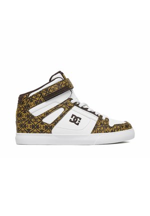 High-Top-Sneaker mit weißer Basis und braunen gemusterten Overlays mit wiederholtem DC-Logo und einem Klettverschluss am Knöchel.