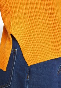 Monki Stickad tröja - yellow