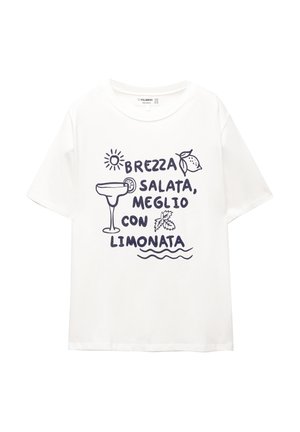 T-shirt blanc à manches courtes avec du texte graphique bleu marine et des illustrations d'un soleil, d'un cocktail, d'un citron et de feuilles de menthe. Coupe décontractée.