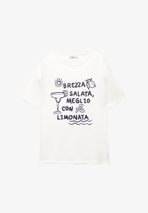 Biała koszulka z krótkim rękawem z granatowym napisem i ilustracjami słońca, koktajlu, cytryny i liści mięty. Luźny krój.