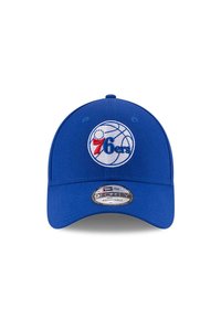 Gorra de béisbol ajustable azul con el logotipo bordado "76ers" y diseño de baloncesto en la parte frontal. Presenta un visera curvada y tela en color sólido.