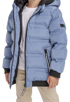 Doudoune bleu clair avec fermeture éclair à l'avant, accents noirs, capuche et poignets élastiques. Dispose de poches latérales zippées.