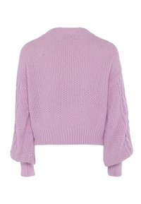 Maglione cropped e oversize in rosa chiaro, con un motivo di punto testurizzato, polsini a coste e un ampio scollo con dettagli a trecce sulle maniche.