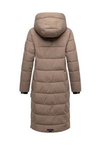 Abrigo largo de plumas beige con capucha, que presenta un diseño acolchado, bolsillos laterales y puños elásticos. Fabricado con un material suave y aislante.