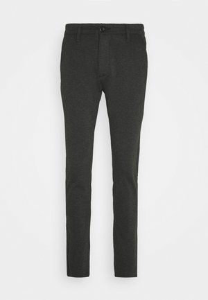 Pantaloni grigi scuri realizzati in un tessuto dalla trama liscia, con chiusura a bottone, passanti per cintura e gamba affusolata. Design classico senza fantasie.