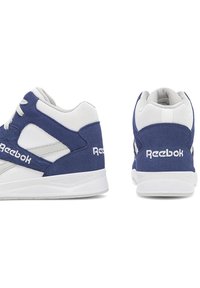 Kék és fehér magas szárú sportcipők velúrból és hálós anyagból készültek, fehér fűzőkkel, a sarokrészen és az oldalon a "Reebok" márkajelzéssel.