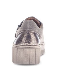 Grijze suède plateau schoen met metalen gestructureerde achterkant, dikke geribbelde zool en leren binnenkant. Voorzien van ritssluiting voor gemakkelijk aan- en uitrekken.