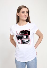 Camiseta de algodón blanca con un diseño gráfico que presenta tres paneles mostrando personajes en tonos negros y rojos, con texto en japonés.
