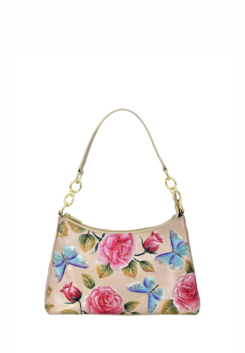Hobo-Tasche mit einer geschwungenen Form, gefertigt aus einem hellen Material, das mit rosa Rosen und blauen Schmetterlingen verziert ist. Akzente in goldfarbener Kette.