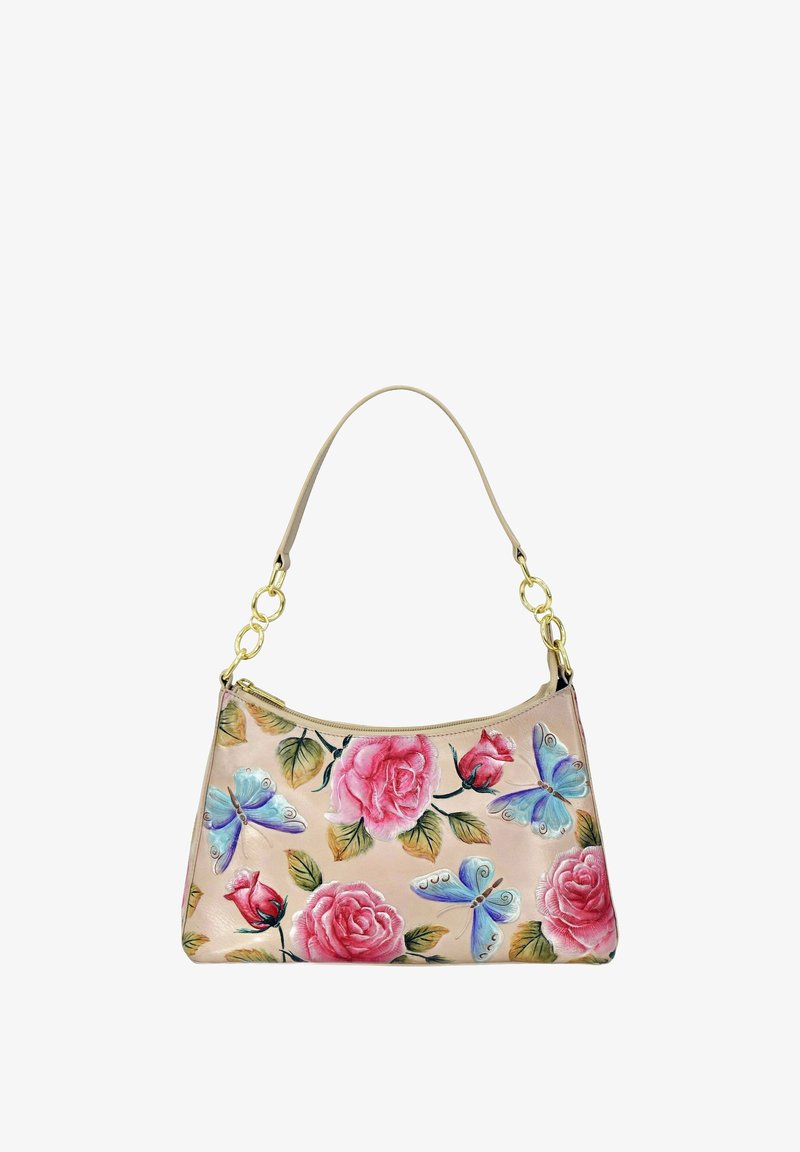 Hobo-tas met een gebogen vorm, gemaakt van lichtgekleurde materialen, met roze rozen en blauwe vlinders. Accenten van goudkleurige kettingen.