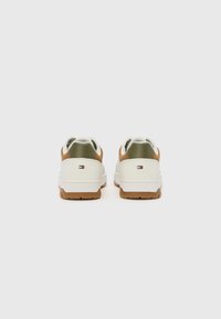 Tommy Hilfiger BASKET CORE - Trainers - ecru/army green
