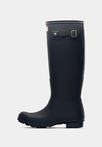 Botte de pluie en caoutchouc navy avec une forme droite, accent de boucle sur le mollet, semelle texturée pour l'adhérence et un design à bout rond.