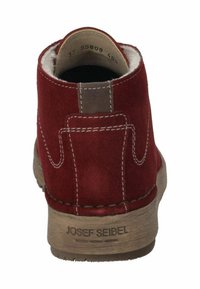 Røde ruskindsankelstøvler med polstret krave, beige syninger, brun sål og tekstureret overflade. Har "JOSEF SEIBEL" branding på hælen.