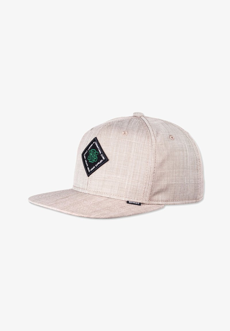 Hellbeige Kappe mit flachem Schirm, strukturiertem Stoff, einem schwarzen Diamant-Patch mit grünem Logo und einem dezenten Karomuster.