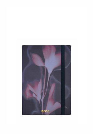 Notitieboek met donker bloemenhoes, elastische band als sluiting en goudkleurig "BOSS"-logo aan de voorkant onderin het midden.