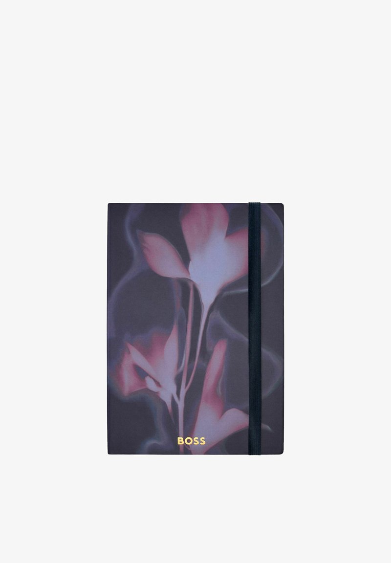 Carnet avec couverture florale foncée, fermeture par bande élastique et logo doré "BOSS" au centre inférieur avant.