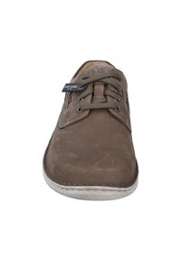 Chaussure en cuir marron avec un bout rond, surface texturée, lacée, et couture contrastante ; semelle en caoutchouc beige, étiquette de marque sur la languette.