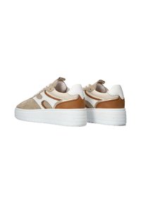 Beige suede sneakers met witte leren accenten en een bruine hieltab. Voorzien van een gestructureerde zool en een vetersluiting met geschulpte details.