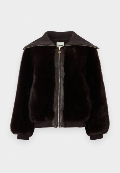 Giacca bomber in pelliccia sintetica di un marrone scuro con un davanti in pelle, zip dorata e polsini e colletto a coste per un maggiore effetto di texture e contrasto.