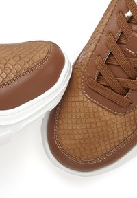 LASCANA Sneaker low - camelfarben