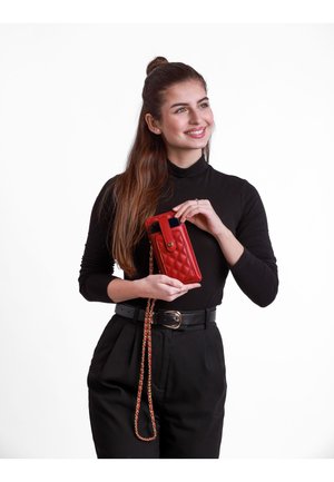 Rote, gesteppte Handtasche mit Druckverschluss, ausgestattet mit einem goldfarbenen Knopf, einer Kettenriemen und einem schlanken Design für die Aufbewahrung von Smartphones und wichtigen Gegenständen.