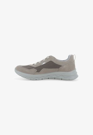 Sneaker grigio chiaro con pannelli in mesh e suede, suola bianca con motivo a onde e linguetta sul tallone, mostrata di profilo.