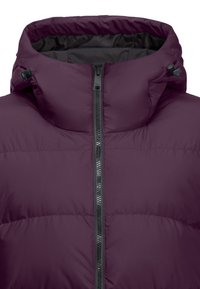 Giacca a vento marsala con colletto alto, zip completa e toggles regolabili sul cappuccio. Tessuto liscio e isolato con sezioni trapuntate.