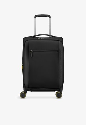 Zwarte koffer van duurzaam stof, uitgerust met een ritssluiting aan de voorkant, zwarte handgreep en gele wielen. Logo in reliëf op de zijkant.