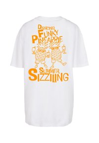 Weißes Baumwoll-T-Shirt mit orangefarbener Grafik von zwei Cartoon-Ananas mit Sonnenbrillen, Text mit der Aufschrift "Tanzende Funky-Ananas Sommer Sizzling."