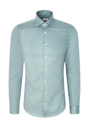 Chemise à manches longues de couleur bleu clair, en tissu lisse. Présente un devant boutonné avec des boutons blancs, un col classique et une coupe droite.