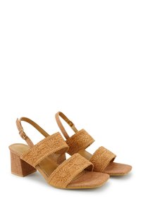 Tan geklede sandalen met twee brede banden met bloemenborduursel. Open teen ontwerp en enkelband met een metalen gesp. Geweven stofafwerking.