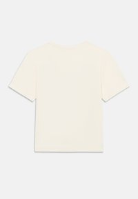 Kremo spalvos medvilniniai marškinėliai trumpomis rankovėmis, klasikinė apvali apykaklė ir lygi tekstūra. Be matomų raštų ar akcentų.