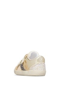 Sneaker oro e beige con pannello in stampa leopardata testurizzata, riflessi glitterati sul tallone e cinturini in velcro per la chiusura.