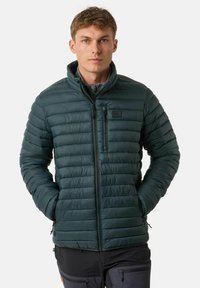 Giacca a vento verde scuro con un design a coste orizzontali, colletto alto, chiusura a zip frontale e tasca sul petto. Tessuto leggero e liscio.