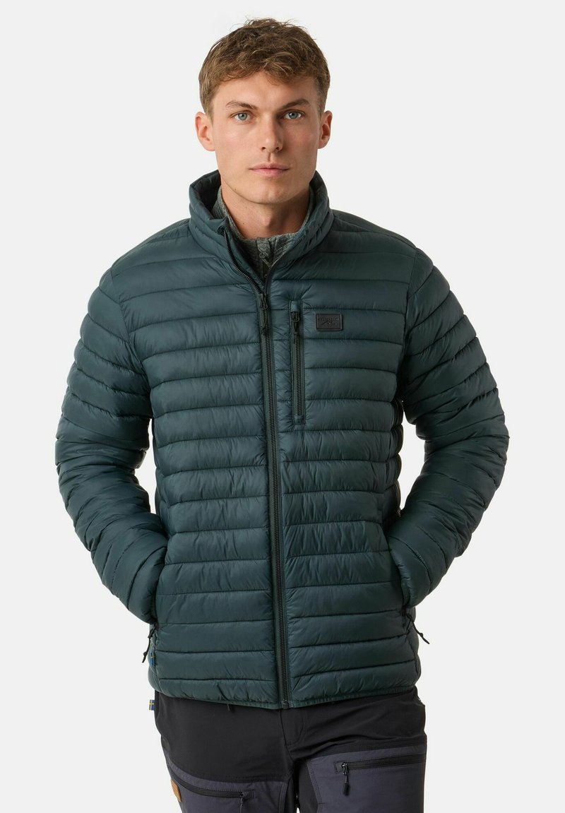 Giacca a vento verde scuro con un design a coste orizzontali, colletto alto, chiusura a zip frontale e tasca sul petto. Tessuto leggero e liscio.