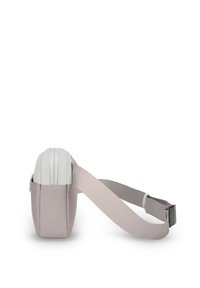 Borsa compatta con un corpo in tessuto rosa chiaro, parte superiore bianca e tracolla grigia regolabile. Presenta una chiusura con zip e una texture liscia.