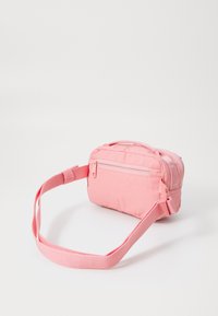 Roze stoffen schoudertas met een gladde textuur, ritsluiting, zijvak en verstelbare webbing schouderriem. Geronde vorm en compact ontwerp.
