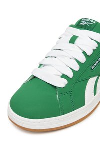 Zielony sneaker z białymi akcentami, wykonany z gładkiego materiału syntetycznego. Posiada zaokrąglony nosek, grube białe sznurówki oraz teksturowaną gumową podeszwę.